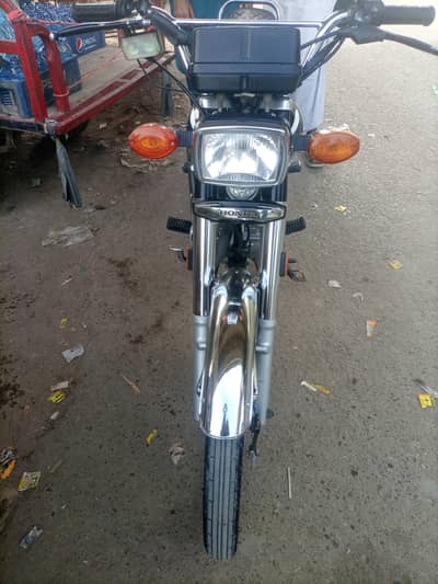 اوپن لیٹر ہے گاڑی کی کنڈیشن 10 بائ 10 ہے صاف ستھری گاڑی ہے