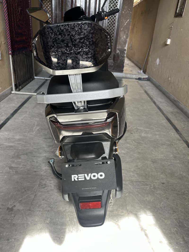Revoo A12 electric scooty 1