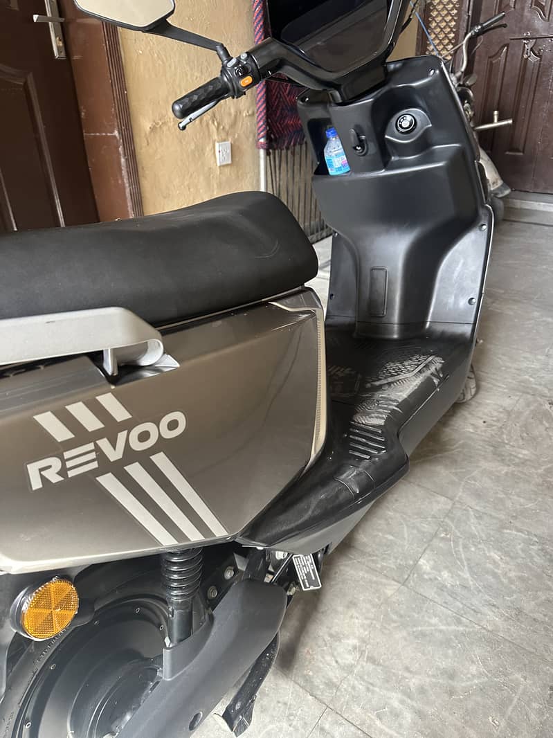 Revoo A12 electric scooty 2