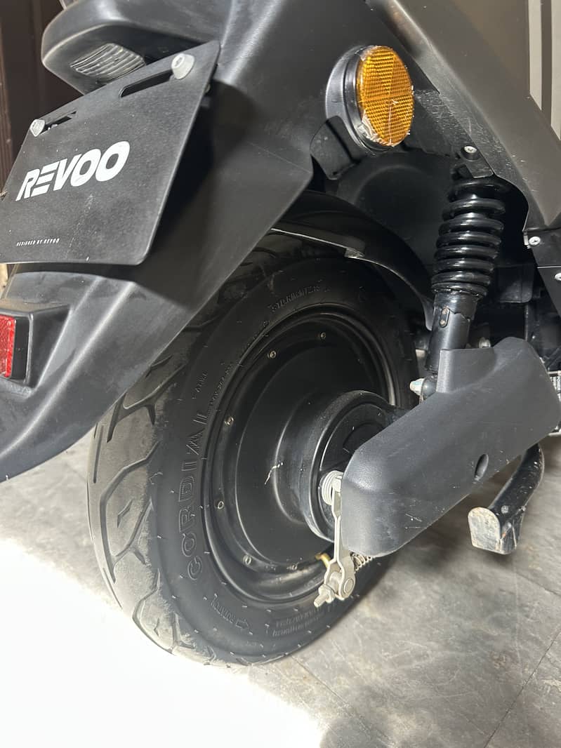 Revoo A12 electric scooty 3