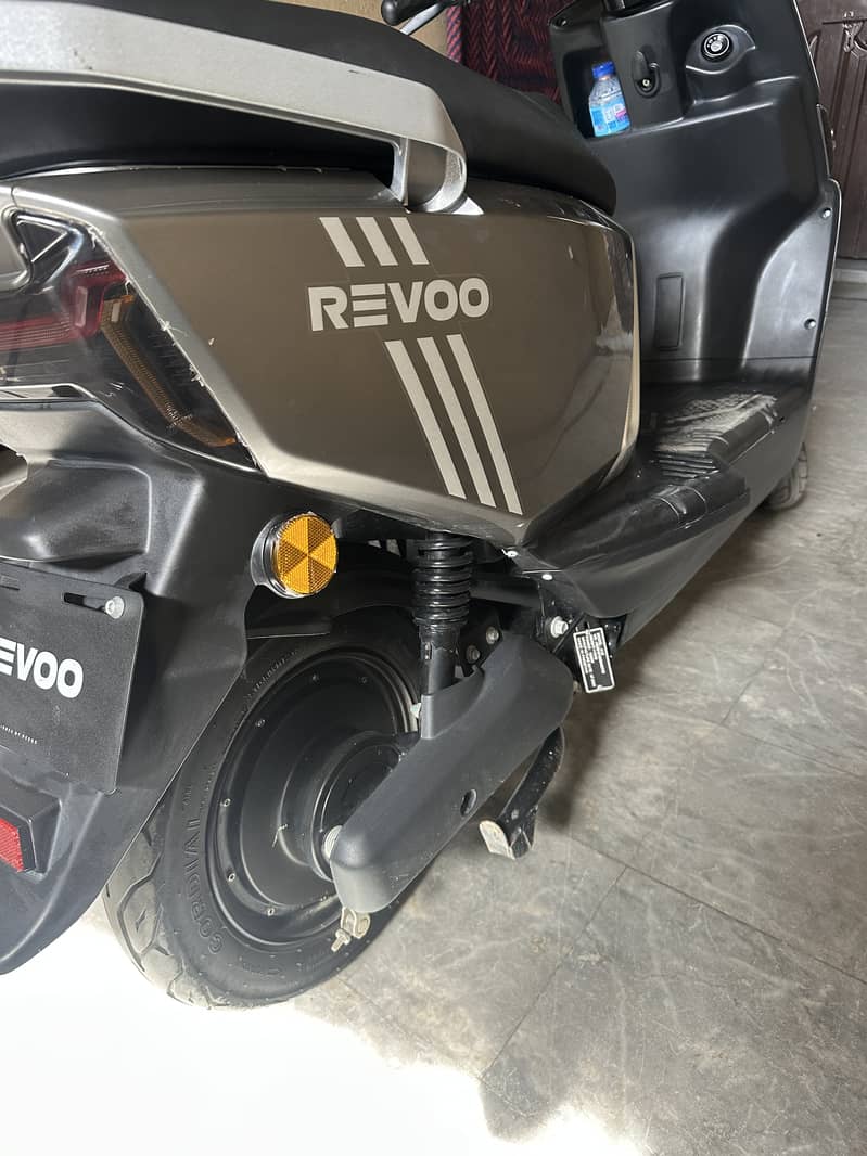 Revoo A12 electric scooty 4