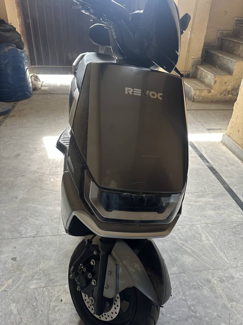 Revoo A12 electric scooty 5