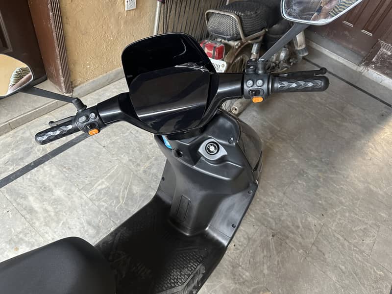 Revoo A12 electric scooty 6