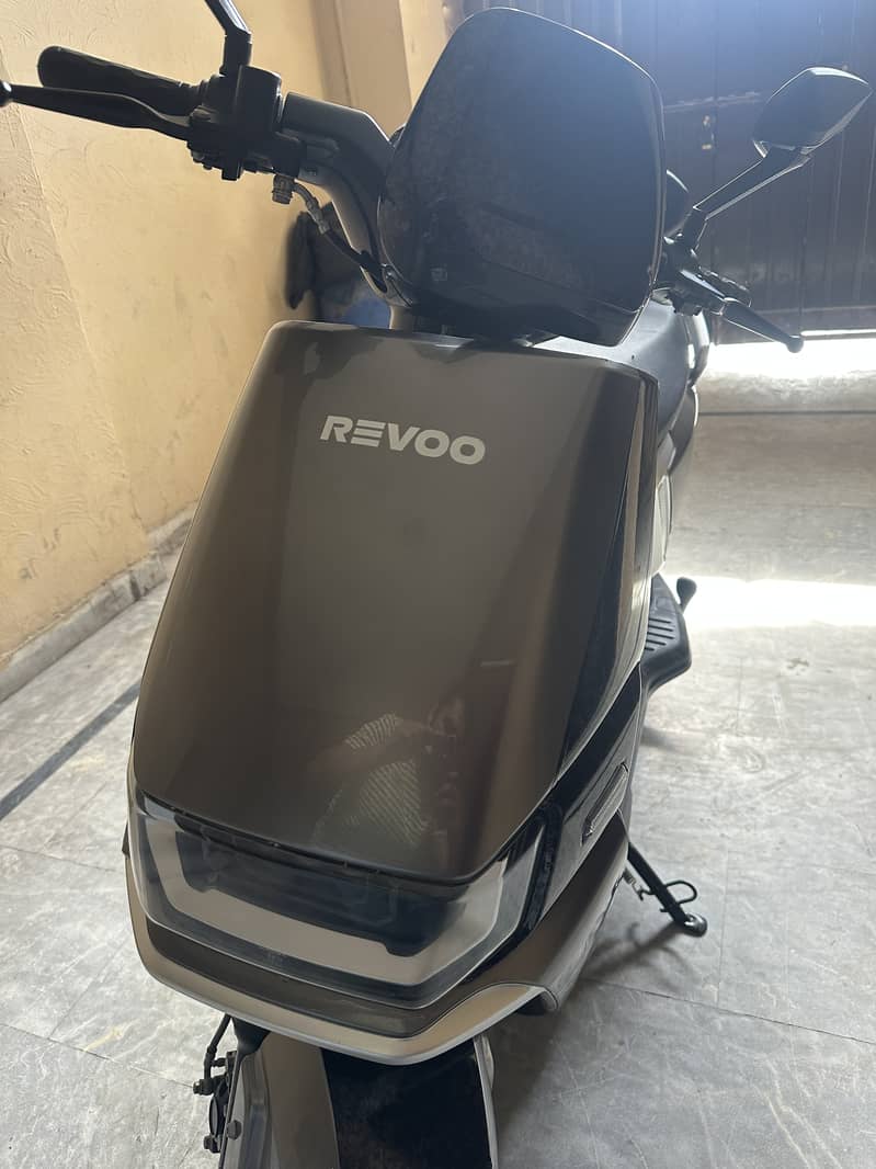 Revoo A12 electric scooty 8
