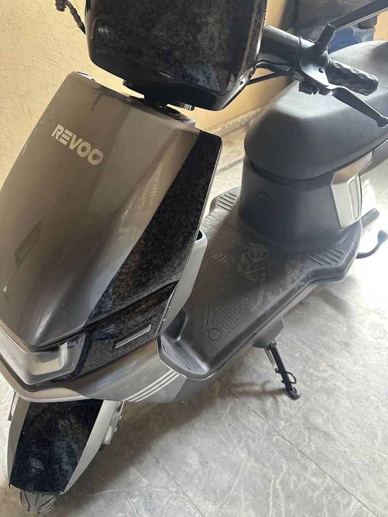Revoo A12 electric scooty 9