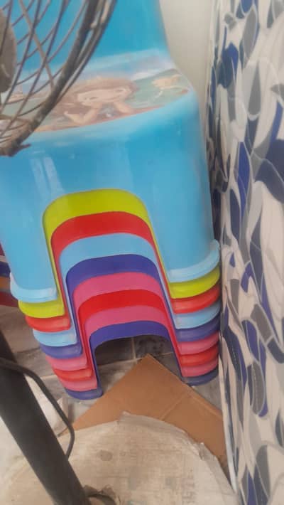 kids plastic chairs