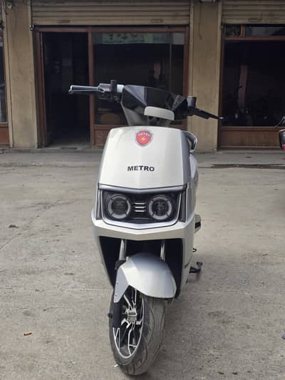 Metro M6 Empower Lithium Scooty