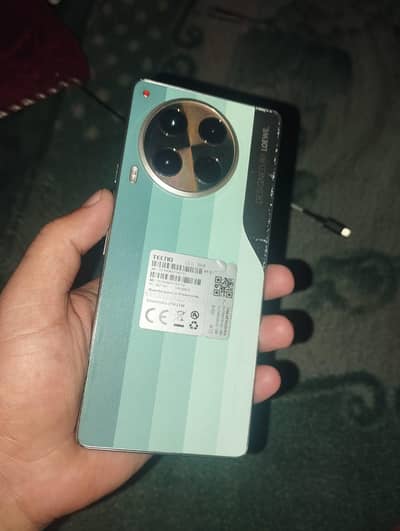 Tecno Camon 30  . . . . .    8+5/256  argent sale karna he