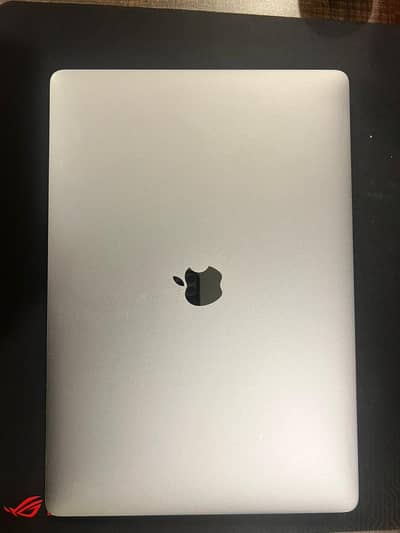 Macbook Pro 2017 15-Inch Core i7 2.9 Ghz Retina Display with touch bar