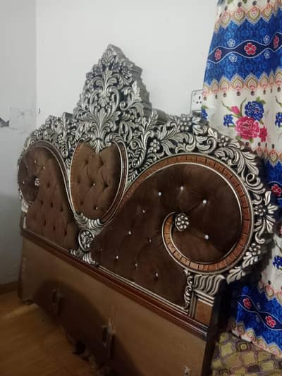new condition bed dressing table 10 by 10 urgent sale demand 2 lakh
