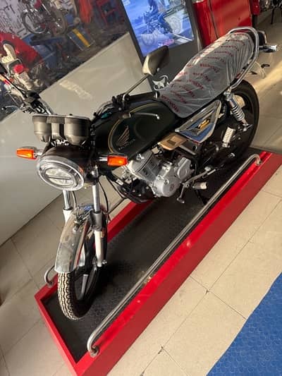 CG150 2Tone. Comes with Helmet.