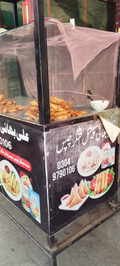 Chips wala counter sall saiz 2/5 (5) ka ha good condition ha jis bhai