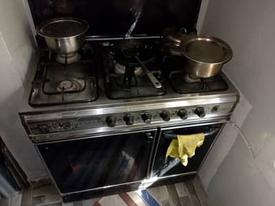 Oven with 5 stoves