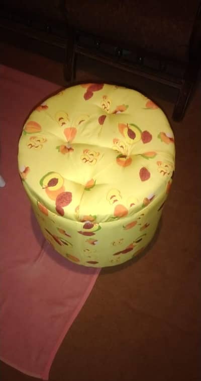Two ottomans seat with one round table for sale in 10/10 condition