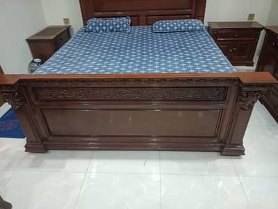 Bed with 2 side tables & Dressing