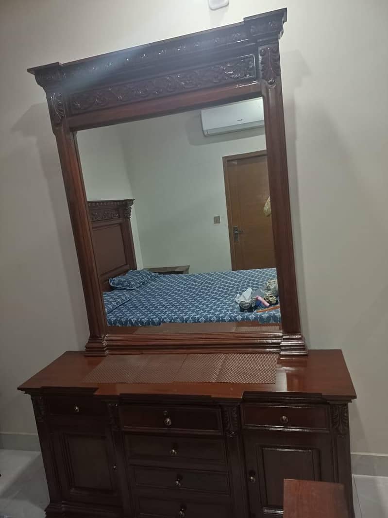 Bed with 2 side tables & Dressing 4