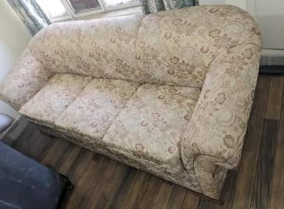 Sofa set in good condition, officer used