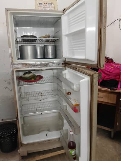 Dawlance medium size cooling refrigerator