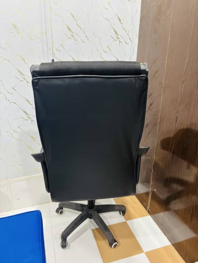 Beautiful rotating chair available