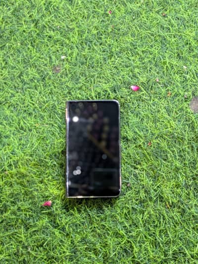 Google pixel fold only front display working