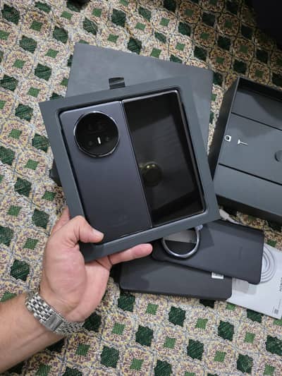 Honor Magic V5 Non Active just box open