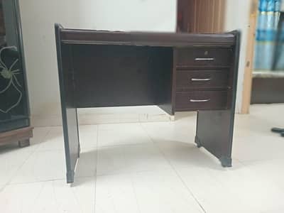 TABLE FOR SALE WRITTING OR COMPUTER TABLE HAI