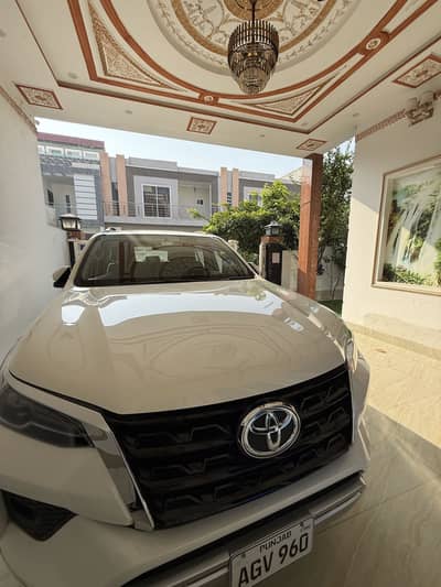 Toyota Fortuner white colour 2.7 V