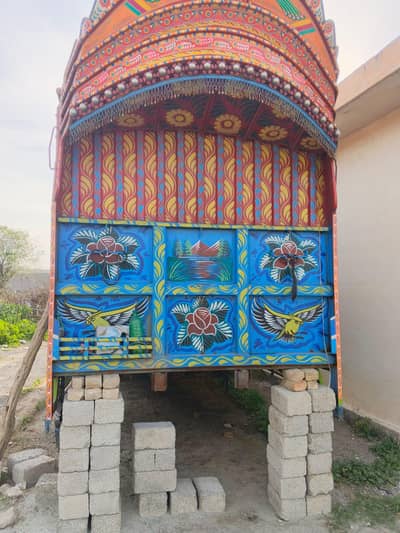 Mazda 3500 dala hai 20 foot mokamal new bodi surf 5 mah istamal hoi ha