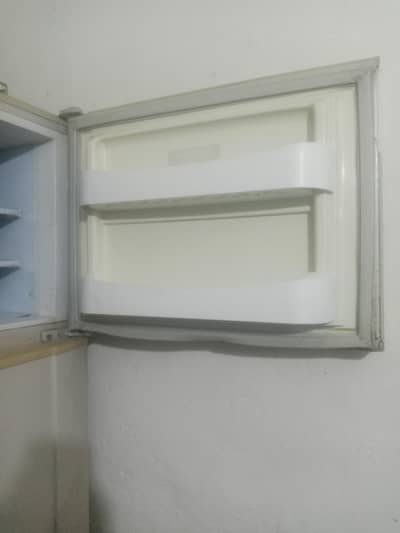 صاف فریج ھے