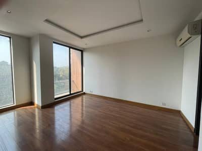 Gulberg Luxury Apartment 3 Bedrooms 2000 Square Feet For Sale