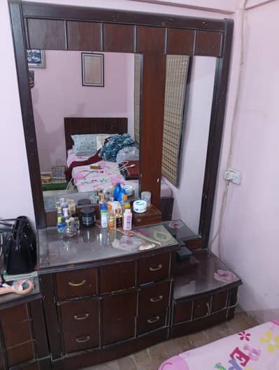 Habit dressing table