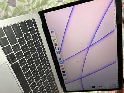 Macbook Pro 2017 16GB RAM 256GB SSD i5 10/10 condition