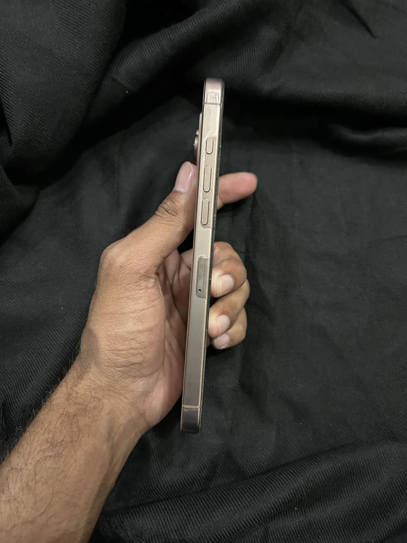 iPhone 16 pro max 4