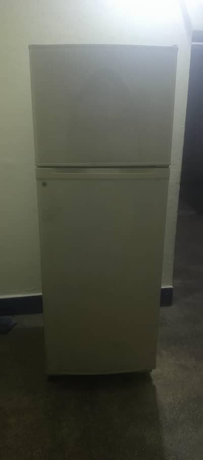 old model fridge dowlanc medium size for sale urgent