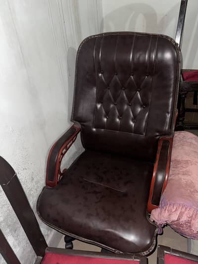 High-Back Executive Office Chair - Rotating & Comfortable