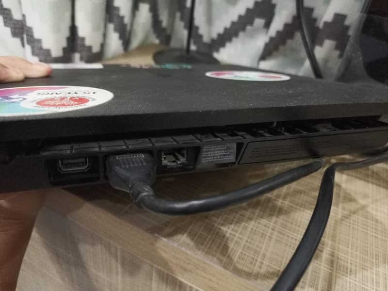 PS4 slim 1