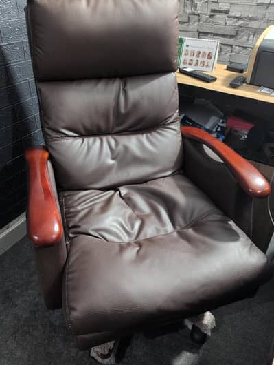 Executive Office Chair with Footrest – 9/10 Condition | Almost New 