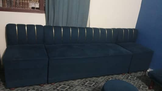 7 seater sofa with puffies achi condition hy