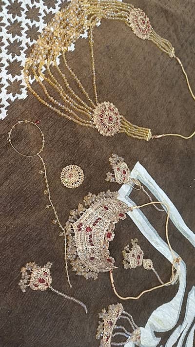 Bridal jewelry in golden and meron clr