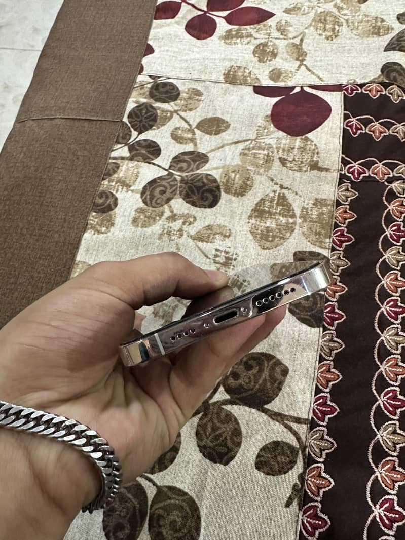 Iphone 12 pro max 4