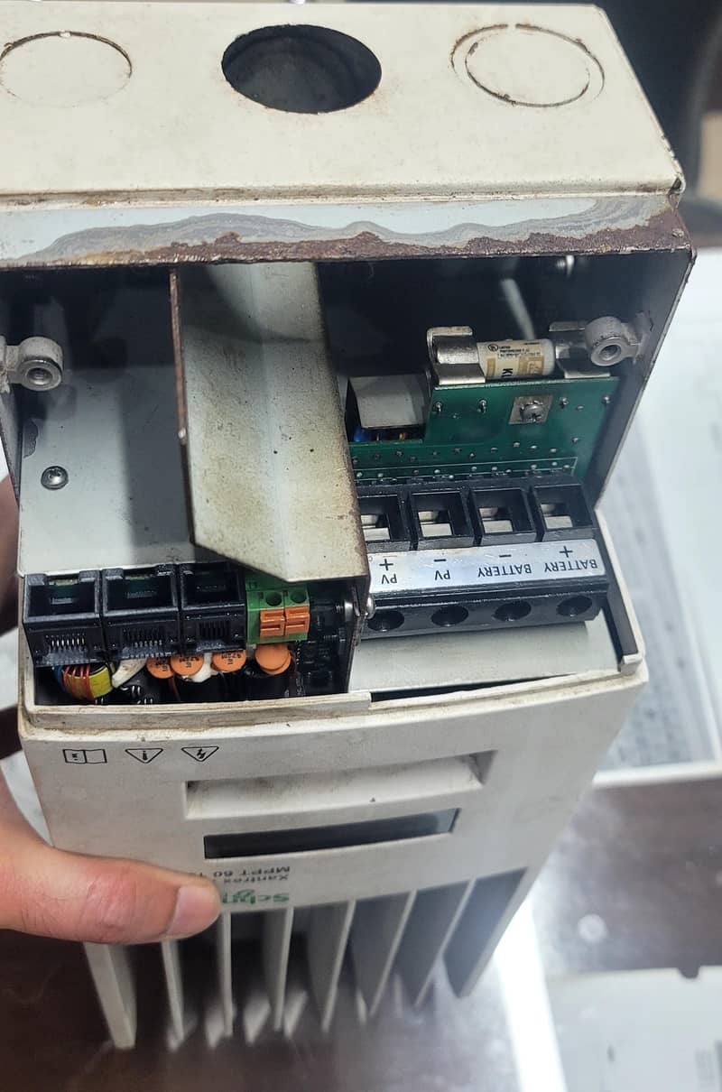 schenider charge controller 1