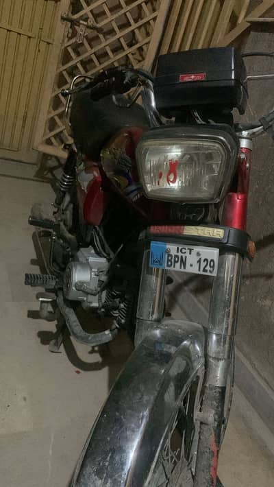 Used bike hy apna samaan laga hua hy