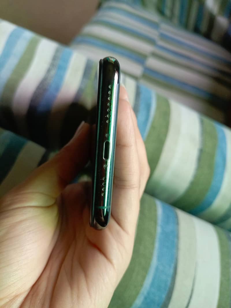 Apple iPhone 11 Pro Max 4