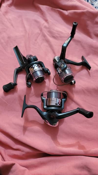 Spinning fishing reel, designed for freshwater or saltwater fishing