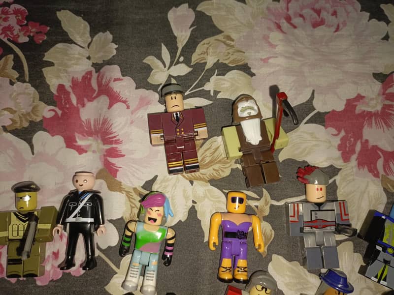 Roblox figures 0