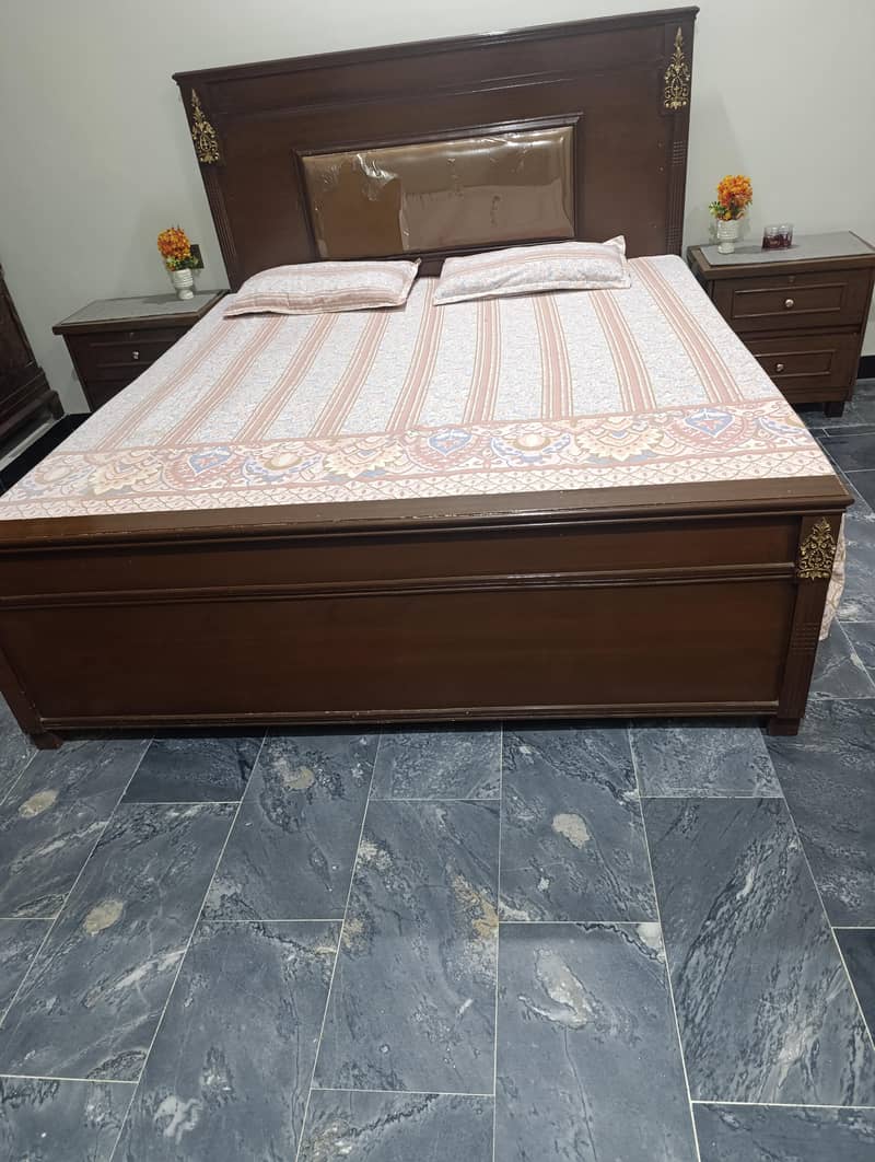 King size bed 0