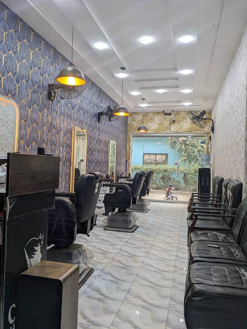 بوائز ہیئر سیلون کے لیے ماہر نائی درکار ہ 03036067702 2