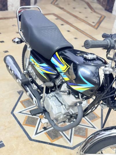 Honda 125 . Number Bhe Lga Hua Ha