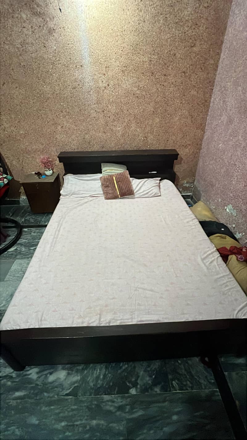 QUEEN SIZE BED 0