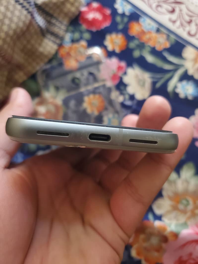 Google Pixel 8 4